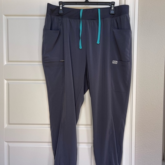 ELEVATE by IRG Scrubs (3 pieces) - Picture 3 of 9